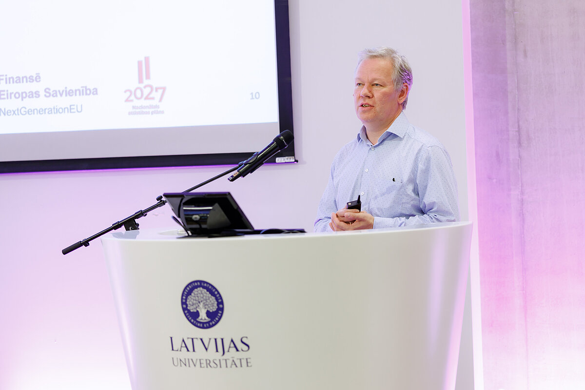 Noslēguma pasākumā par projekta “Kvantu tehnoloģiju iniciatīva” rezultātiem stāstīja prof. Andris Ambainis.