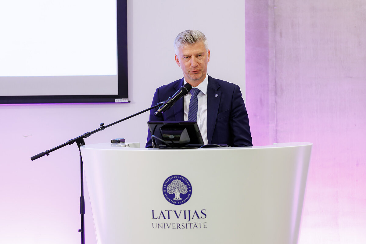 Projektu “Kvantu tehnoloģiju iniciatīva” un “Valodu tehnoloģiju iniciatīva” noslēguma pasākumu 2026. gada 26. jūnijā atklāja LU attīstības prorektors Enno Ence.