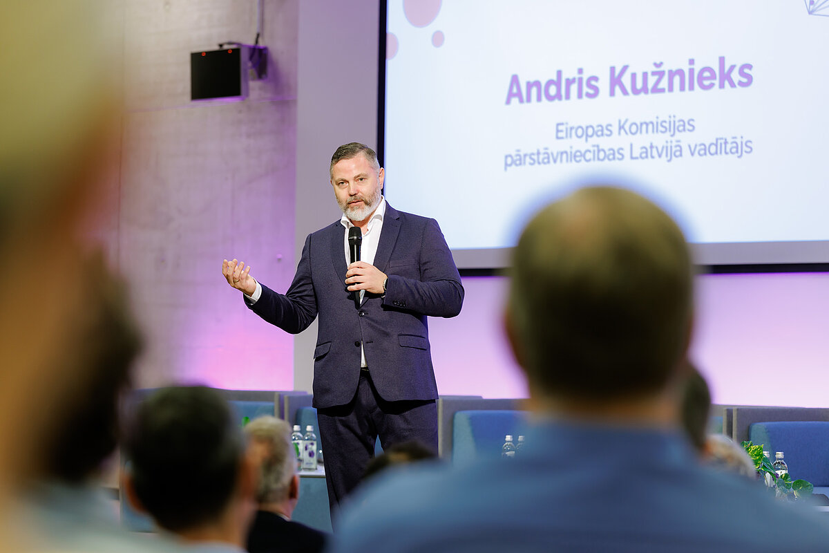 Projektu “Kvantu tehnoloģiju iniciatīva” un “Valodu tehnoloģiju iniciatīva” noslēguma pasākumu 2026. gada 26. jūnijā atklāja Eiropas Komisijas pārstāvniecības Latvijā vadītājs Andris Kužnieks.