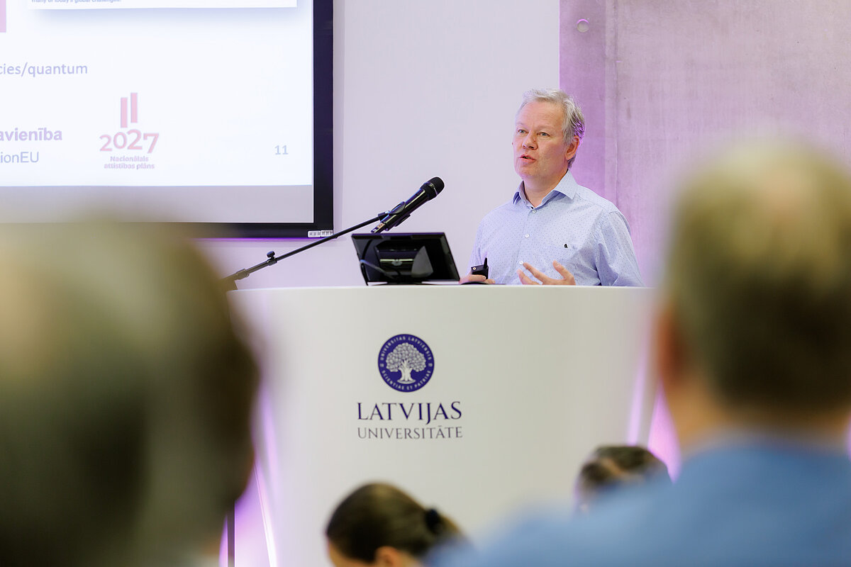 Noslēguma pasākumā par projekta “Kvantu tehnoloģiju iniciatīva” rezultātiem stāstīja prof. Andris Ambainis.